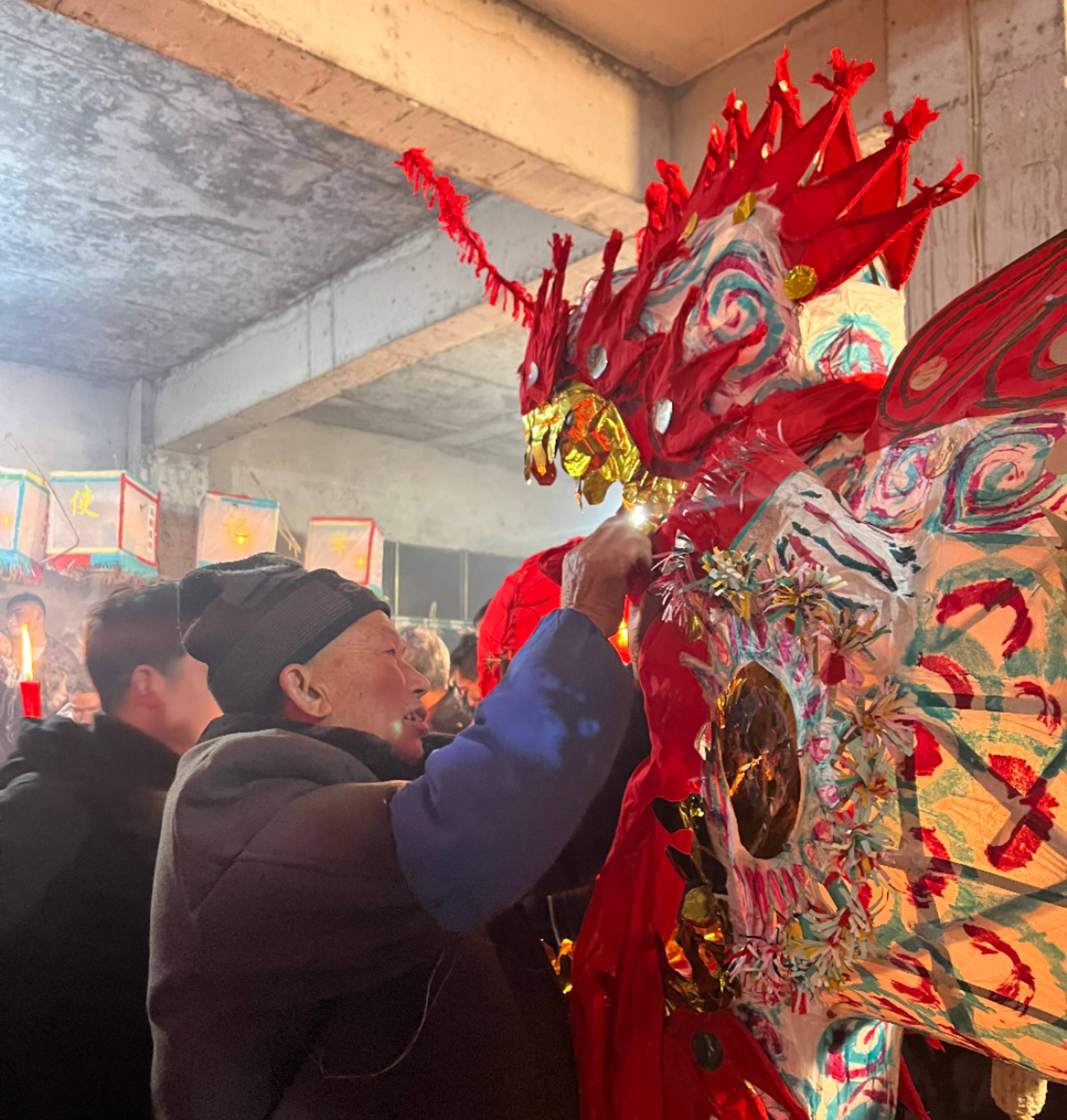 舞龙灯唱地戏看马堡龙灯闹新年