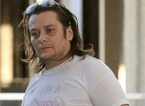 成年后境况悬殊,有人街头当众吃垃圾_李传_爱德华·弗朗_经历