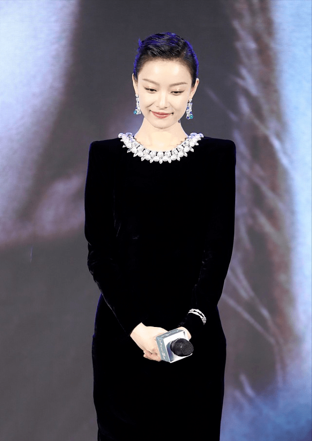 作用 倪妮的冷艳脸穿啥都高级，奶奶辈的复古绿色旗袍穿身上，不显老气