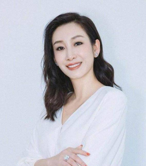 卷发过了40岁的女人，烫发最好避开这4种“卷”，显老没气质还很土气