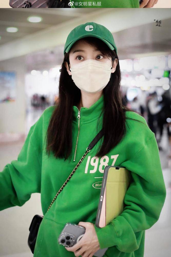 张小斐 张小斐私下穿着随意又好看，穿一身绿色走机场，身形高挑神采奕奕