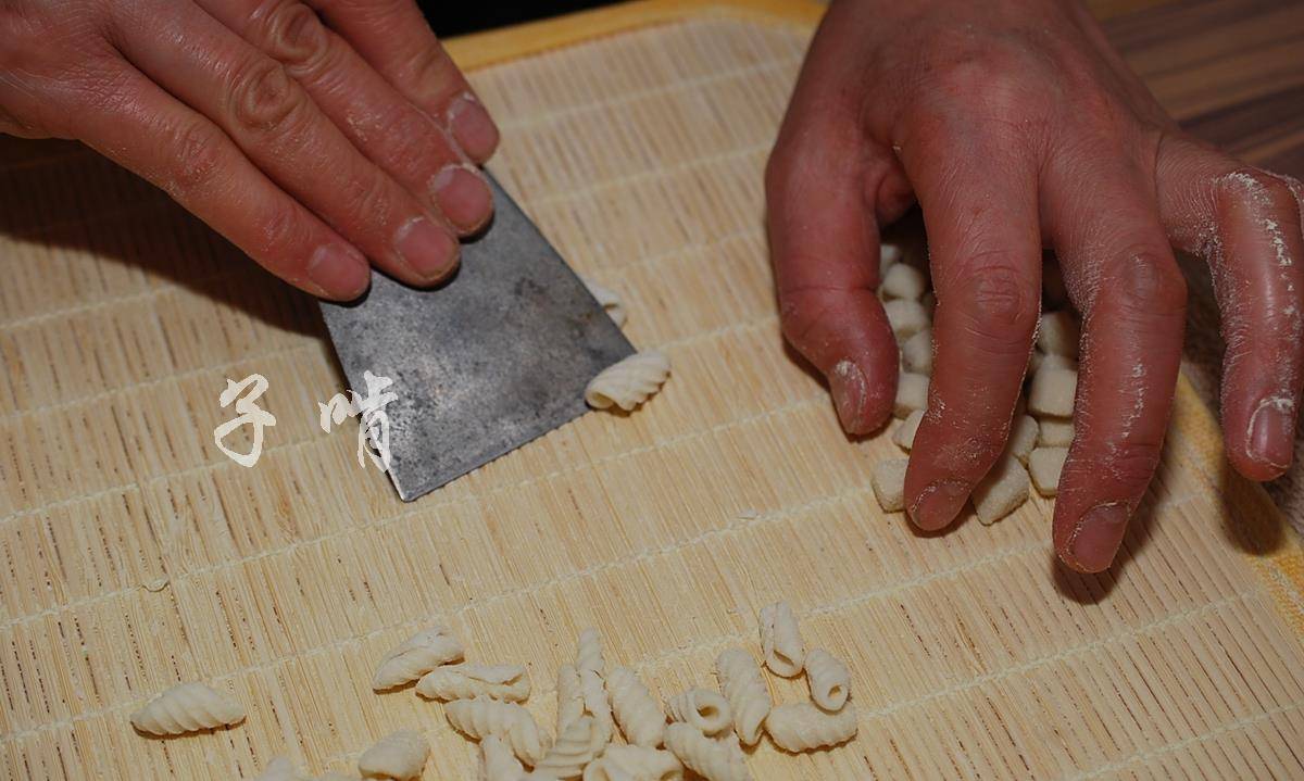 食材|请妹子吃12元麻食有五块大肥肉,不是大鱼大肉都不想吃饭能不胖嘛