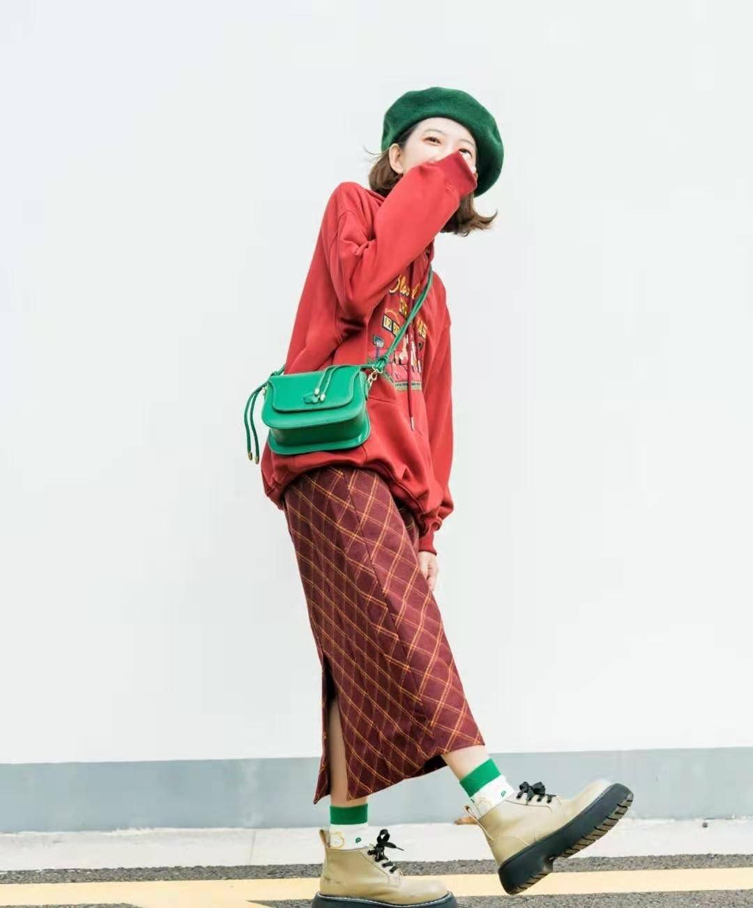 黑色 卫衣不一定配裤子才好看,搭这4种“半身裙”,时尚减龄显气质