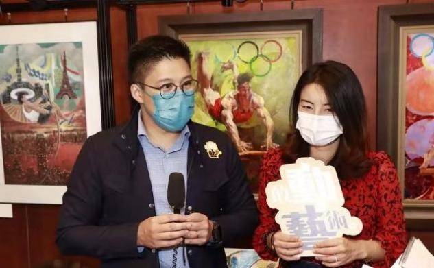 合体 郭晶晶祖孙三代合体，婆婆朱玲玲打扮洋气，与小叔子手牵手太亲密