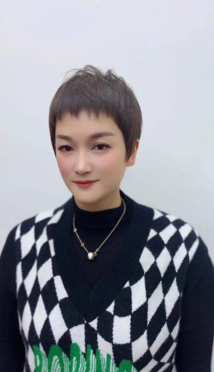 发型新春流行发型17款，好看时尚很心动，每款都想试一试