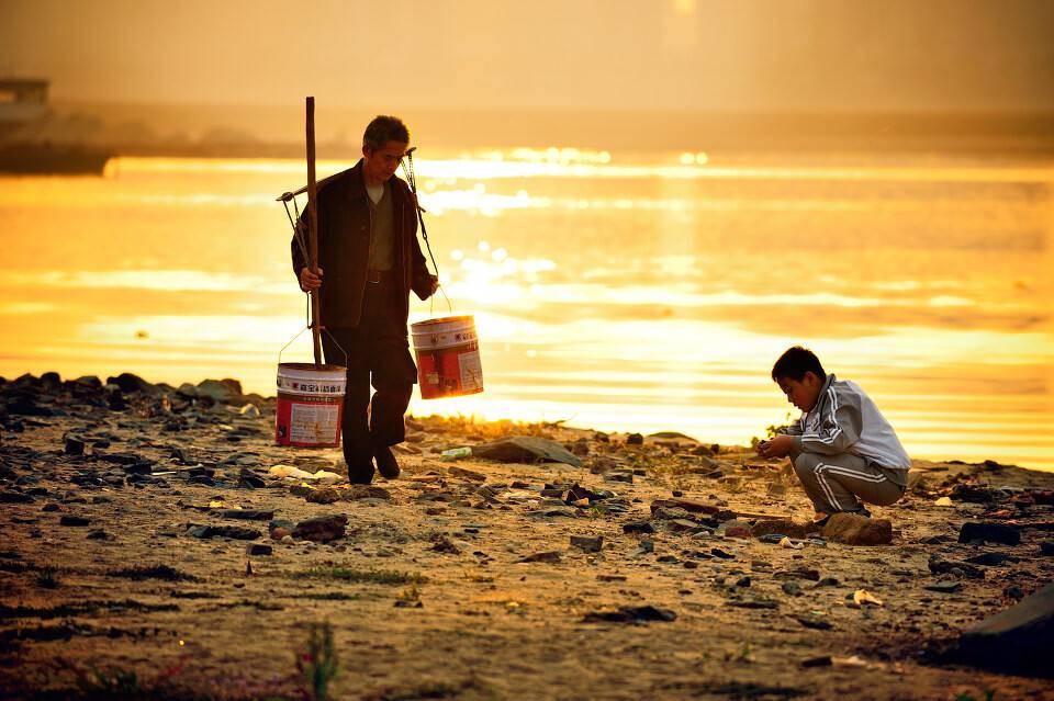 10岁以后我开始挑水,开始是与妹妹两人抬水,两个小孩踉踉跄跄,抬一桶
