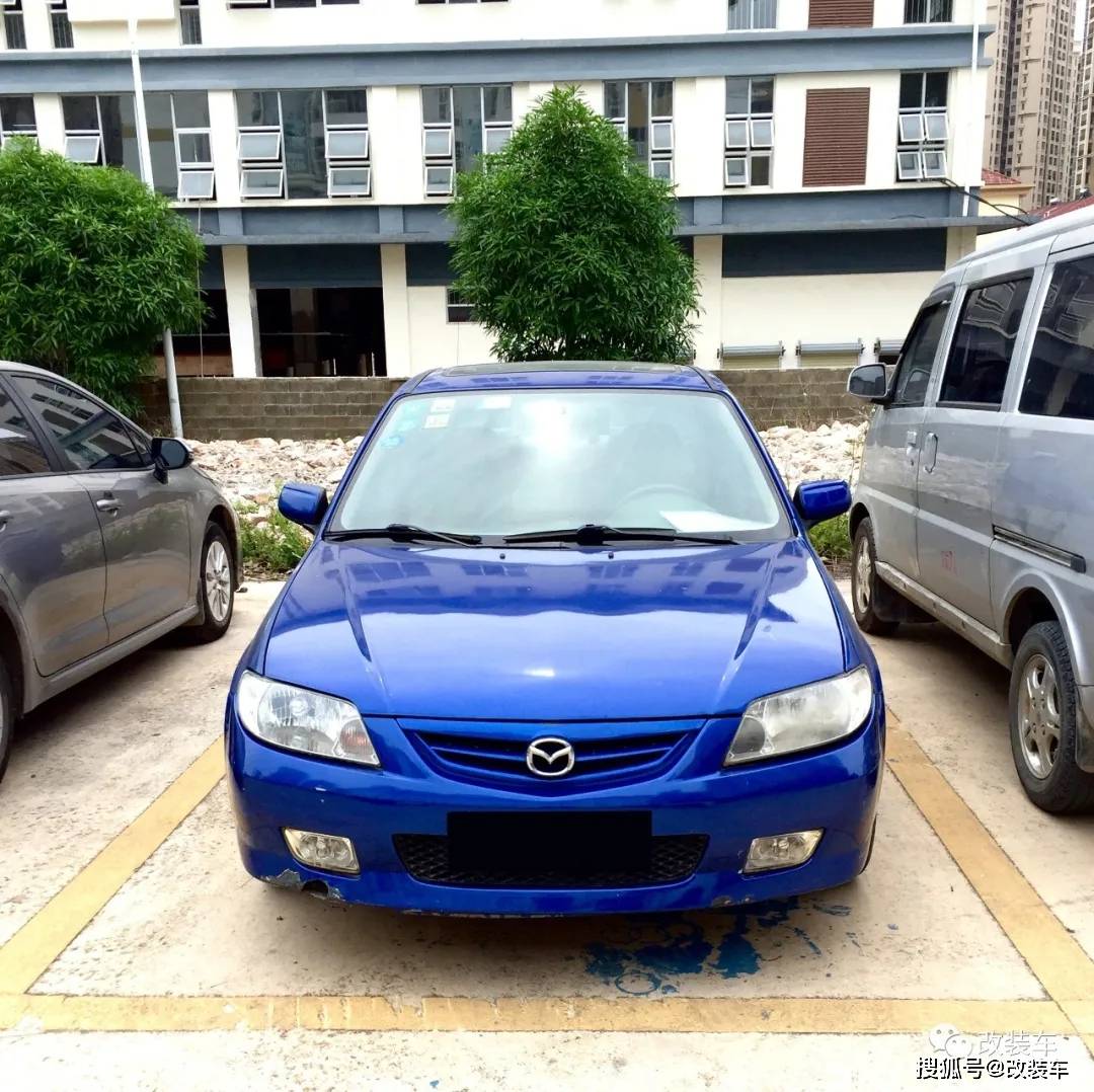 经典的马自达323依然还有很多人玩只需7000块就能买来快乐