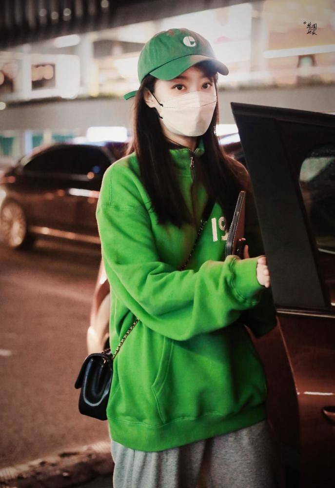 张小斐 张小斐私下穿着随意又好看，穿一身绿色走机场，身形高挑神采奕奕