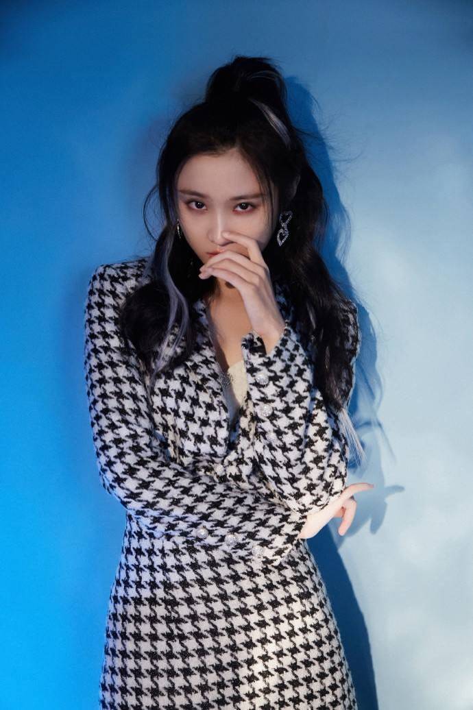 卷发高马尾太常见,女明星都爱上瀑布高马尾,唐嫣李沁扎上减龄又元气