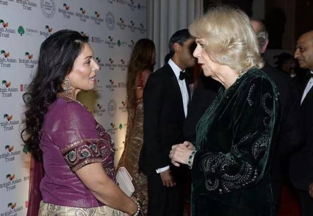 设计 英国的未来王后不好当！卡米拉连着三天亮相，穿天鹅绒长褂太霸气