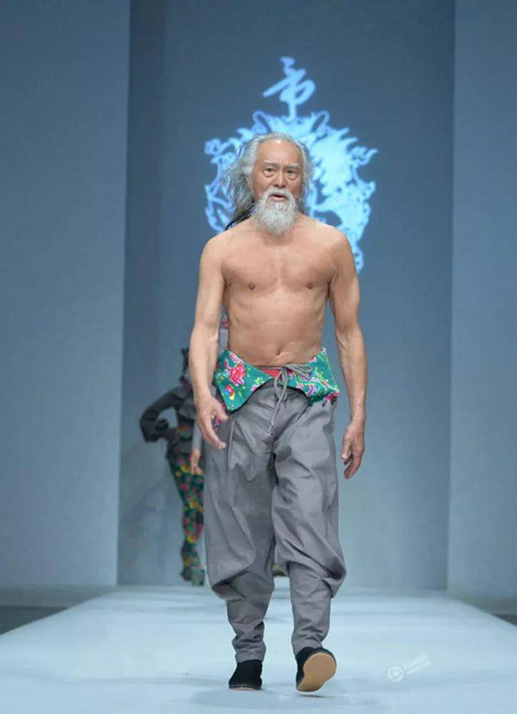 花布 潮流起点在东北！37米长KAWS公仔刷爆网络，成为长白山第一标志！