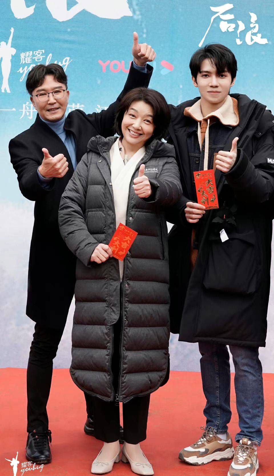 职场 54岁江珊终于复出，不做发型全场最朴素，奶奶风打扮更暴露年龄