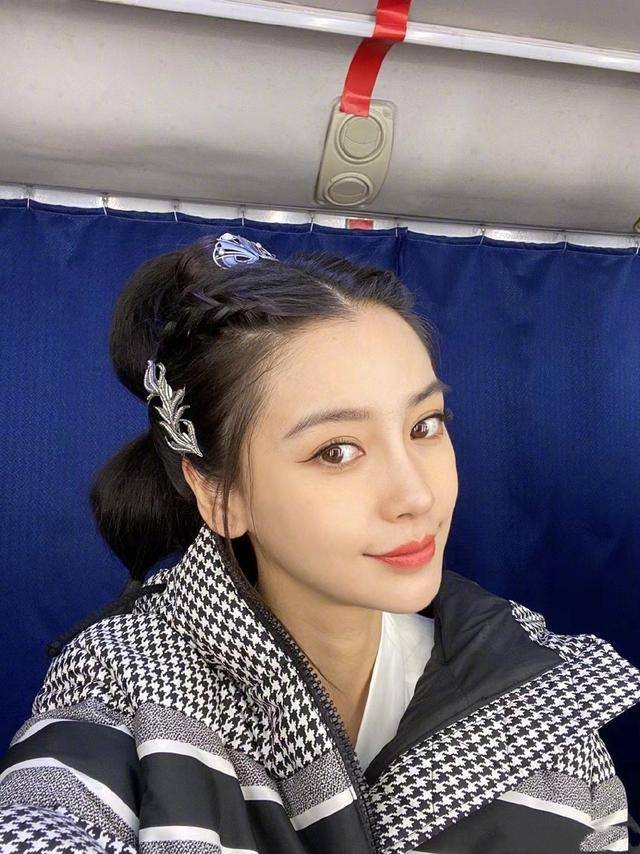 轮廓穿横条纹休闲造型，素颜状态好但无神，眼部妆容真的很重要