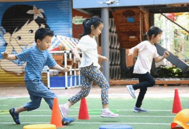 机车|为凑幼儿园学费爸爸忍痛卖机车，女儿大哭阻止，评论区两极分化