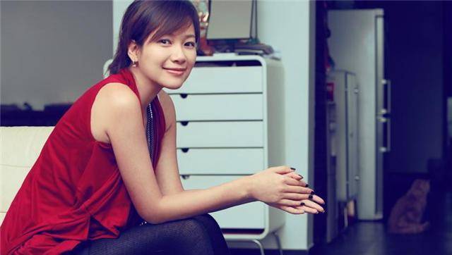 与陈小春结婚12年应采儿晒合照难掩甜蜜超大玫瑰花抢镜