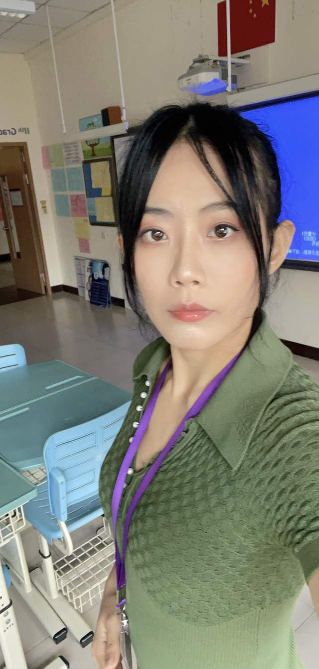 陈竹音给人的感觉就像邻家的大姐姐,梳着齐眉刘海