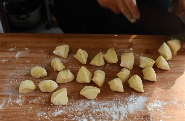 怎么做红薯丸子又酥又脆 5549e42542254f57b3a18de9e5d0ebbb.jpeg