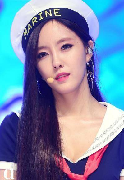 除此之外,1月18日,t-ara前成员朴素妍(34岁)官宣结婚喜讯,对象是比她