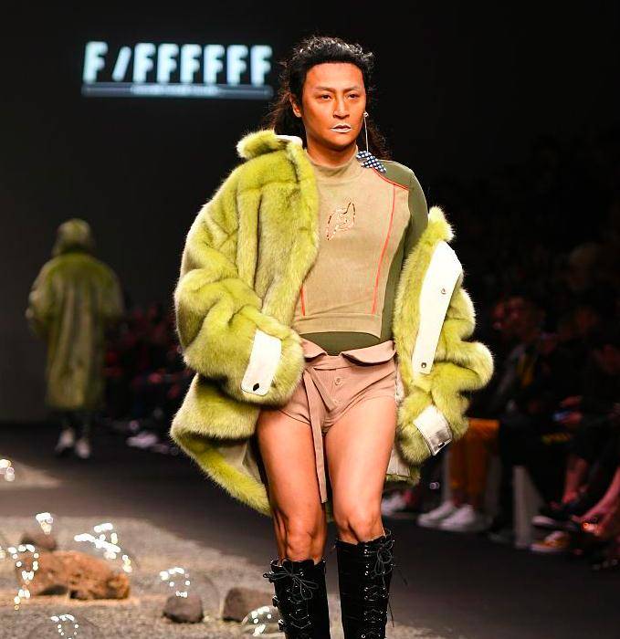 高叉 奚梦瑶了解下？陈志朋穿高叉衣配恨天高，小肚腩明显仍气场全开