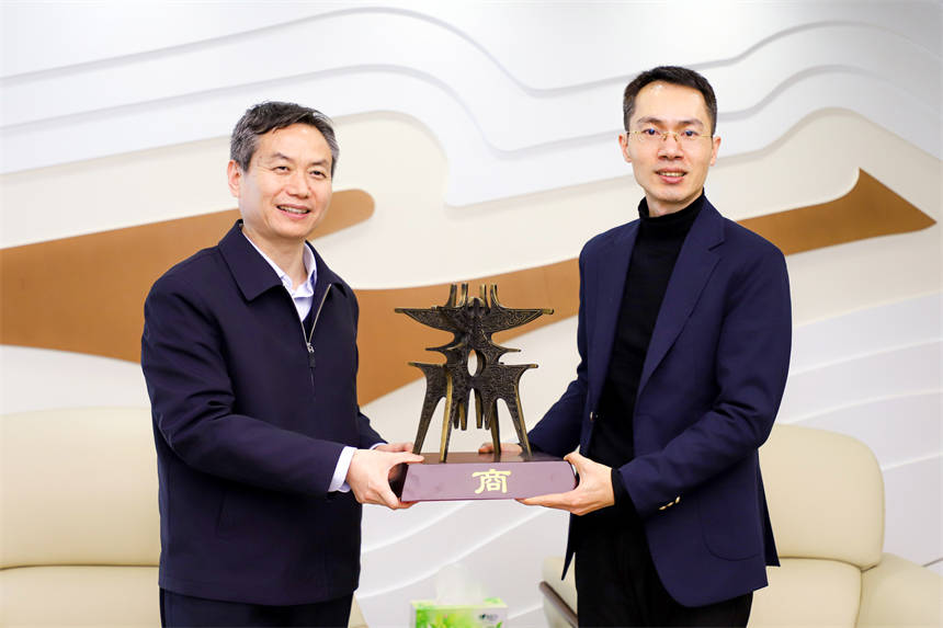 殷殷话语寄真情共图鞋都业腾飞商丘市市长摆向阳带队到福建招商考察