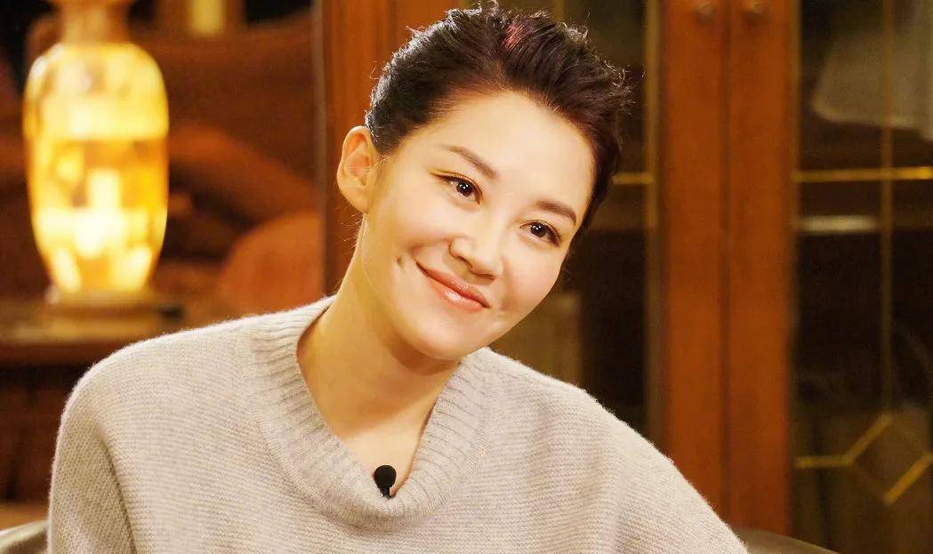 牛仔 彻底被许晴惊艳到了!穿玫红色毛衫犹如少女般心态,太美了