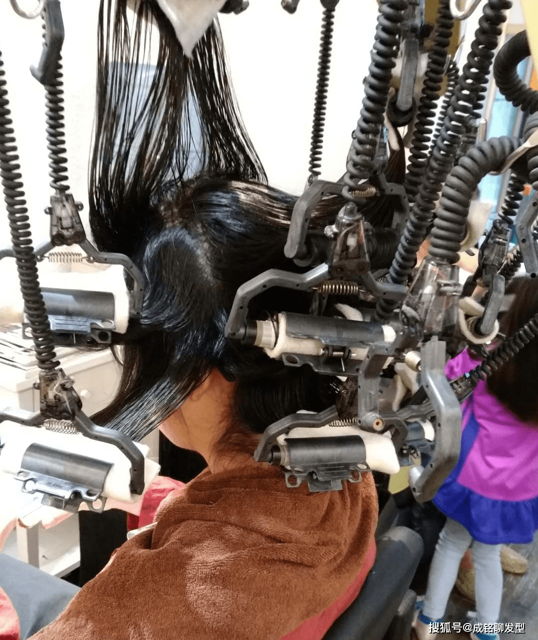 长发烫头发能保持多久？为什么有人能保持一年，有人三个月就不卷了？