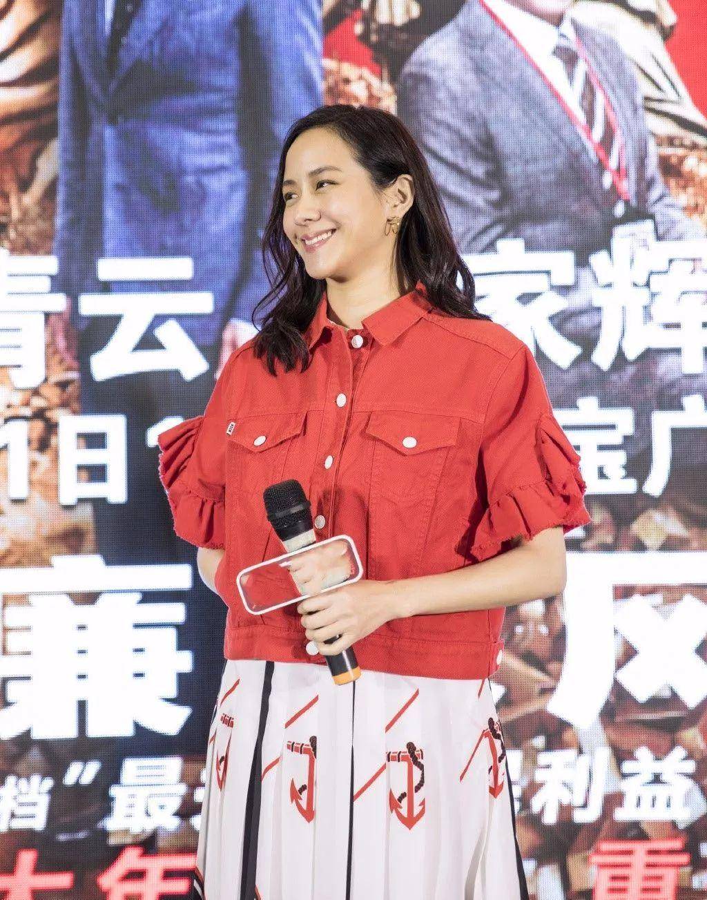 吊带 林嘉欣才41岁,就把自己打扮成老年人?童年的男神刘德华老了!