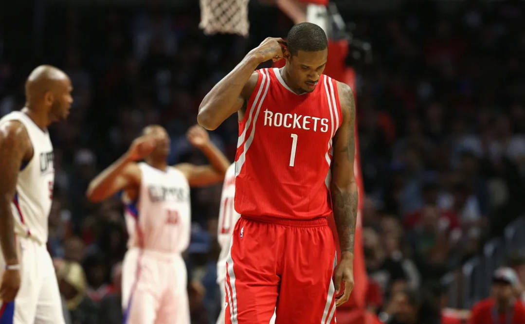 脚踝手术!一场比赛还没打完,他就倒下了_阿里扎_赛季_火箭