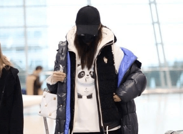 卫衣 关晓彤最新机场造型真拉风!穿冰墩墩拎2万的包,私服终于赢一回