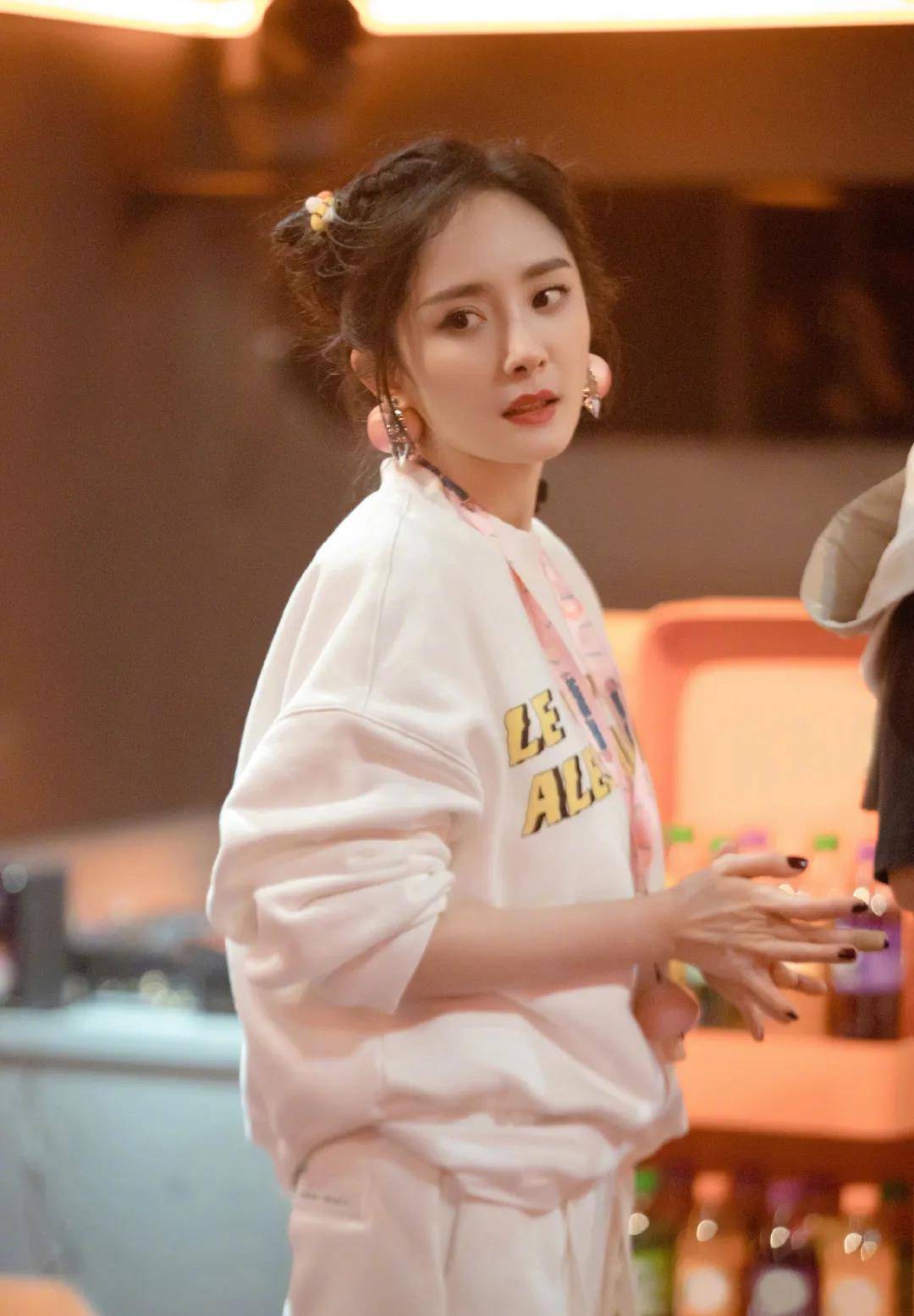 发型好少女！杨幂的新发型也太适合春日踏青了吧