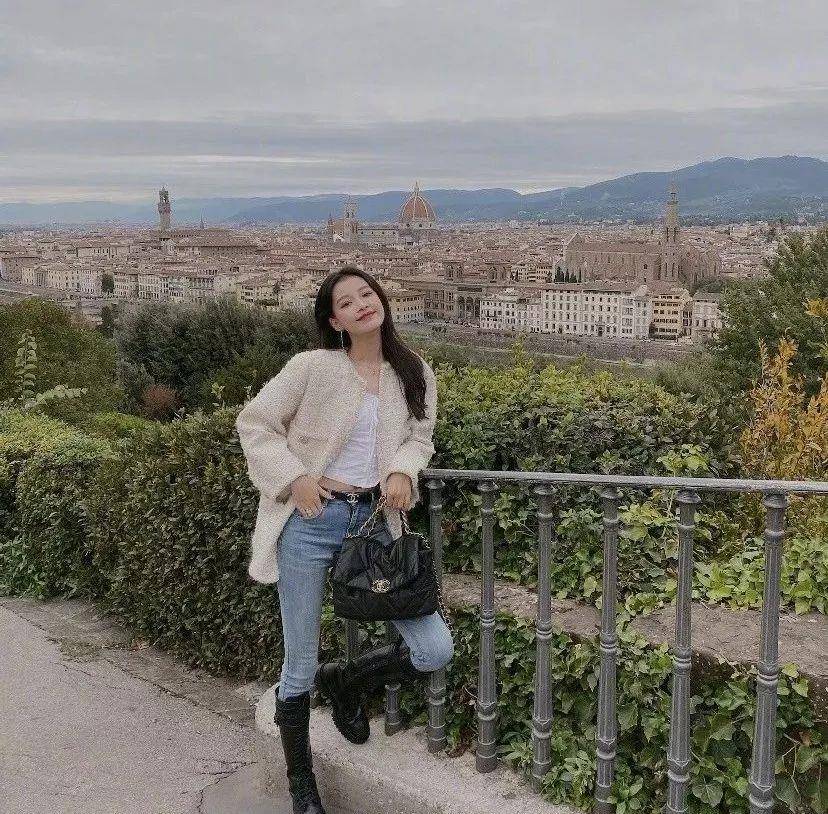 辣妈 孙怡晒两岁女儿也是“长腿精”?但我更关心这位辣妈的状态