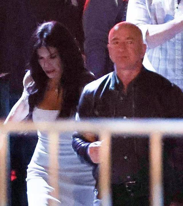 女友 世界首富带女友追星，52岁女友穿白裙秀身材，少女腰太纤细