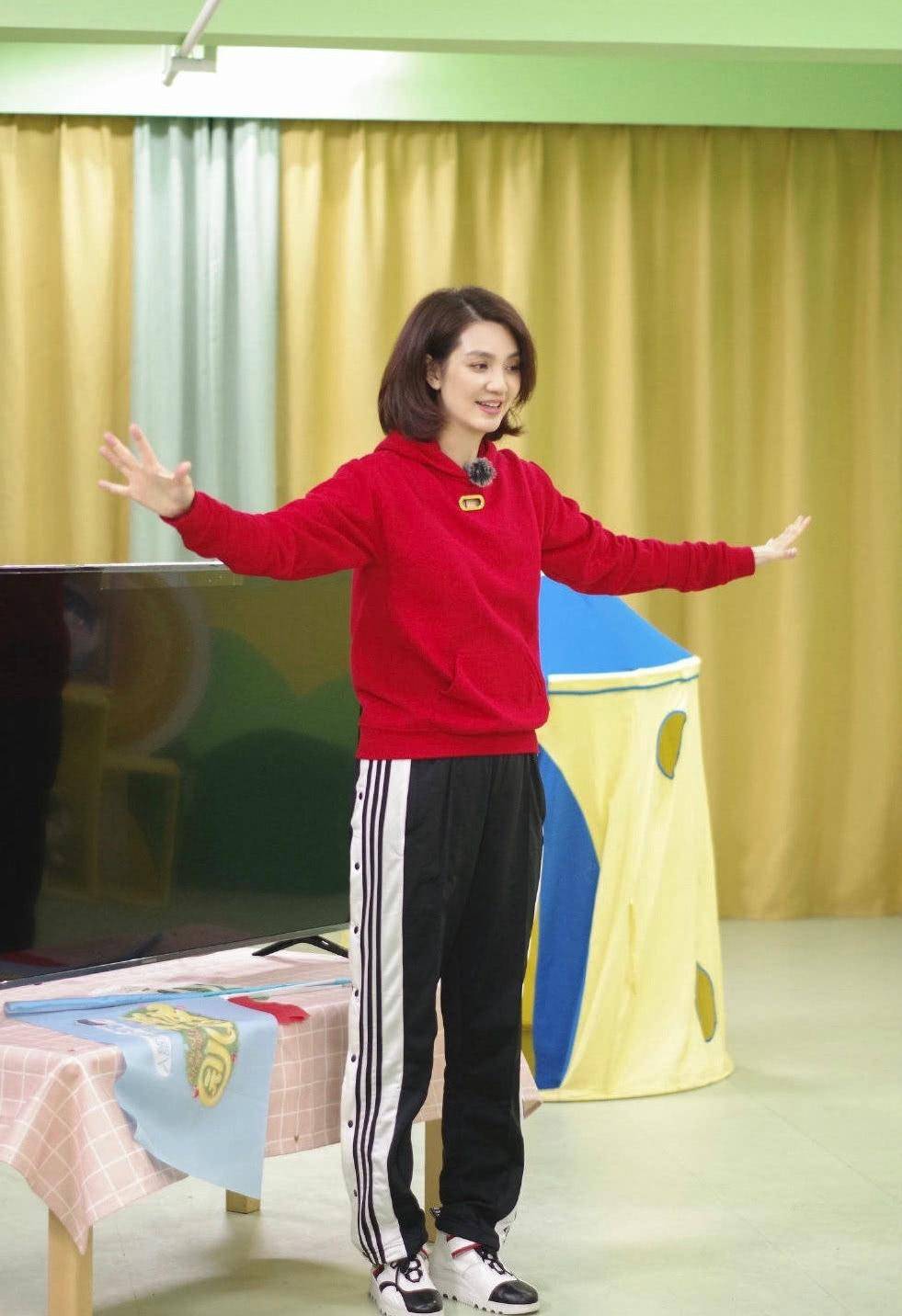 洪欣亮相综艺节目,衣品和气质一流,张丹峰是瞎了吧?_网友_女神_色彩