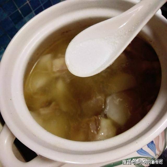 煲汤放什么料最鲜美 864f8cb28d404391abf19a1459ada819.jpeg