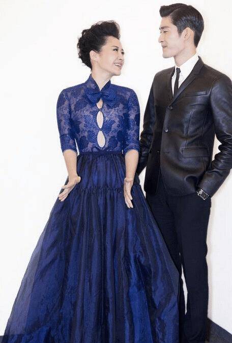 魅力 许晴又任性了，穿粉色连衣裙去度假，明明是52岁，却打扮像小姑娘