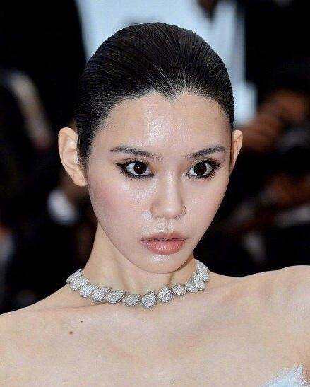小个子的张韶涵撞上大长腿的范玮琪网友：一个优雅一个俗