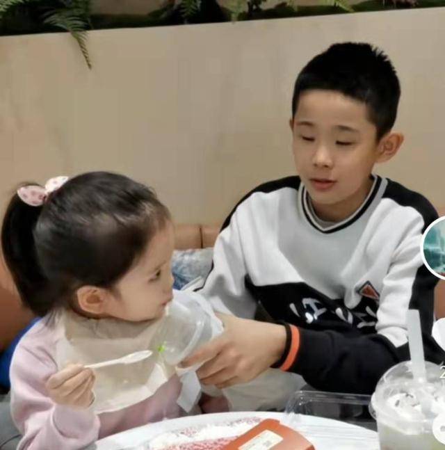 随着虎头出生以后,马晨菲便带着儿子回到北京生活,而马晨菲的家庭条件