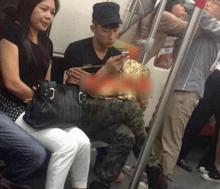 黄景瑜黄景瑜素人时期被偷拍，非主流愣是穿出时尚感，这才是男明星的体面
