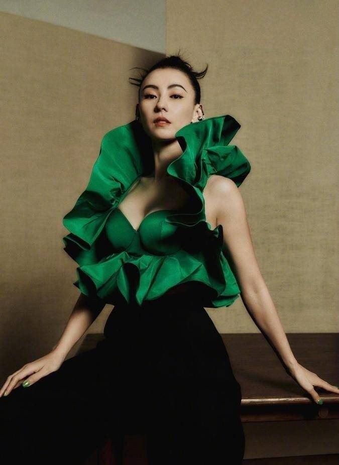 Cecilia 张柏芝认真过冬,牛仔大衣配棉靴,七彩“大妈”卫衣穿出减龄气质