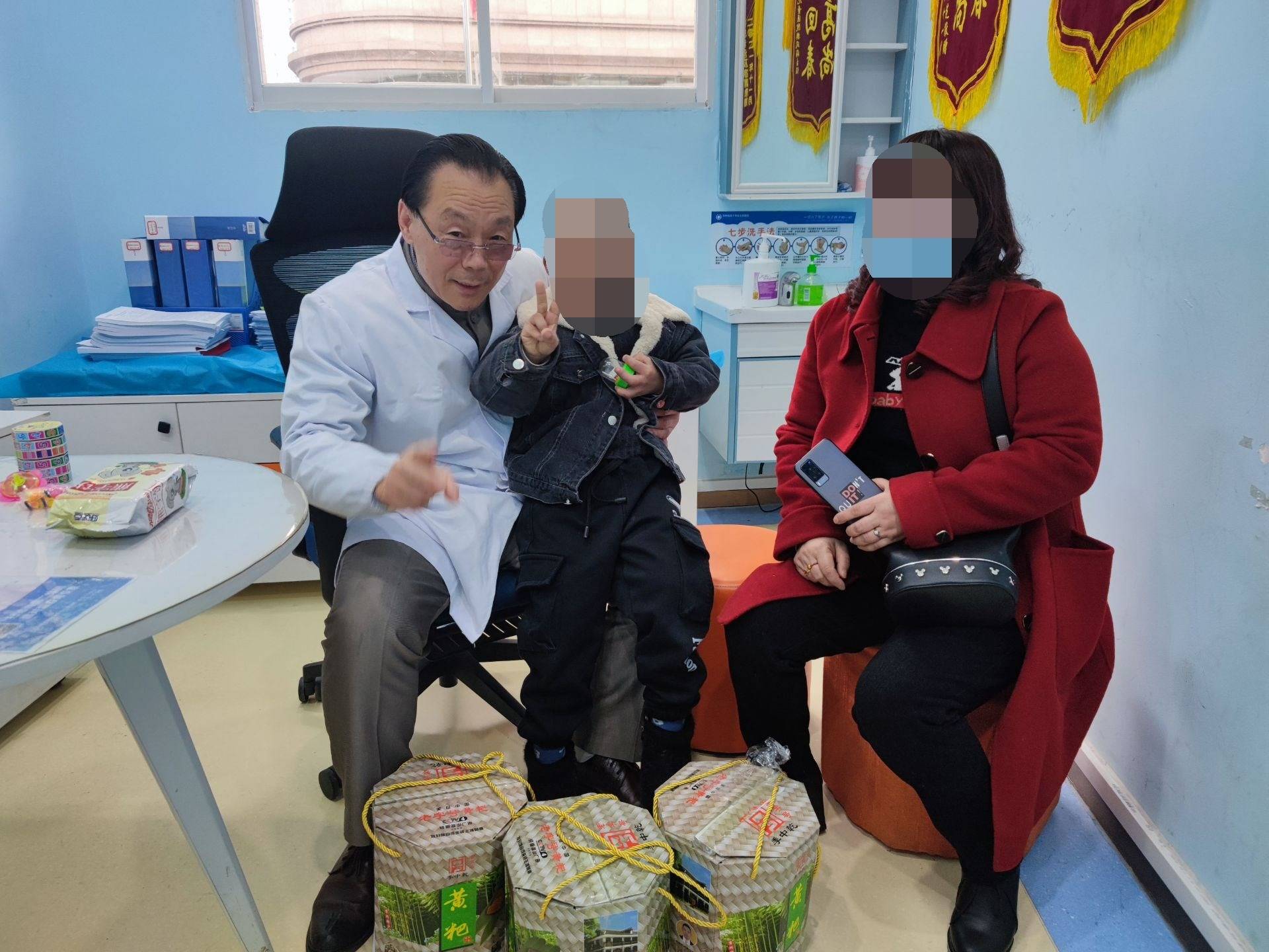 樊风海|三盒黄粑表谢意——2月13日贵州红十字会儿童医院樊风海专家收到特产黄粑