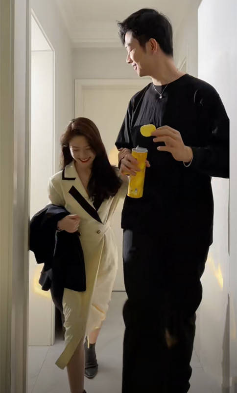 小个子 1米58女孩太会打扮,穿搭显瘦又显高,和1米9帅哥一同出镜真登对