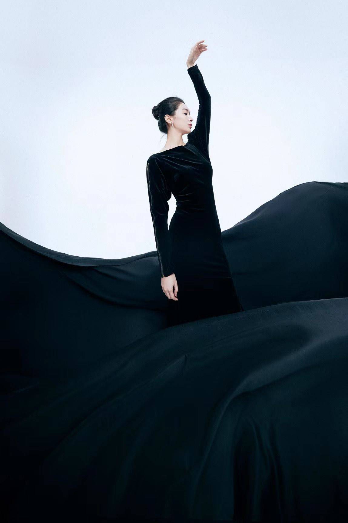王梦琦黑天鹅写真发布自信姿态散发高雅气质