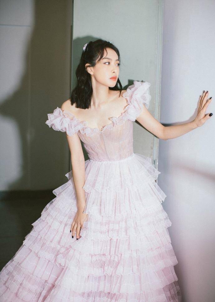 进行 宋茜少女感为何这么强?看她粉色系穿搭就知道了,甜美又迷人