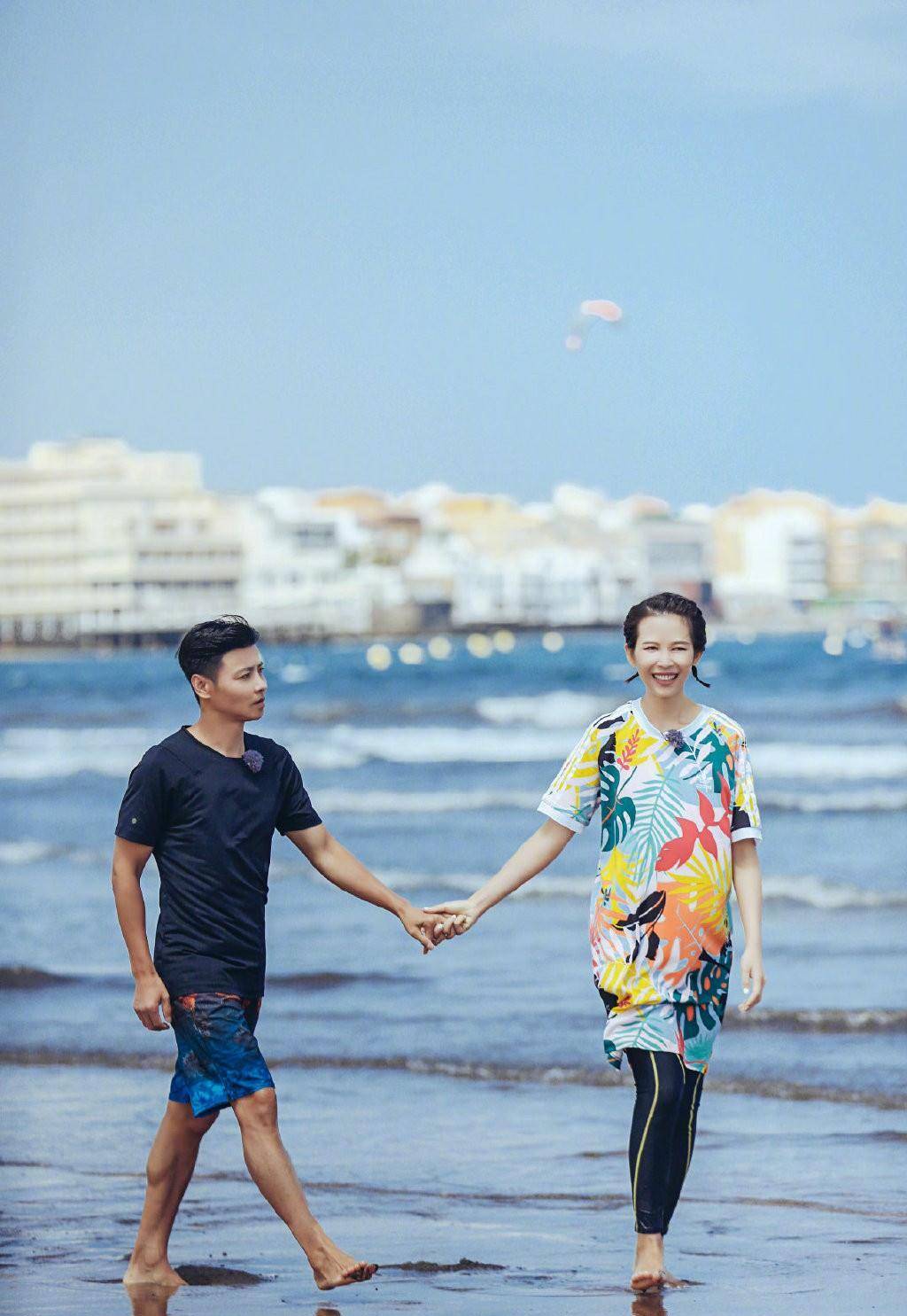 张晋|蔡少芬怀三胎上节目，张晋全程紧张，钟丽缇婆婆一脸羡慕