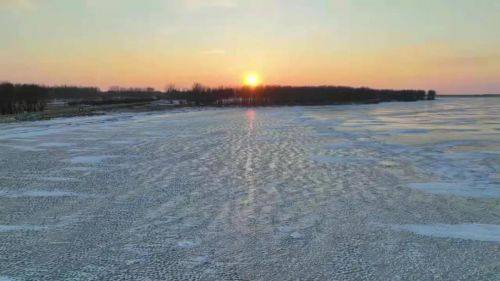 四海|冰封的湖面下全是冰团雪团！“冰汤圆”奇观惊现吉林四海湖