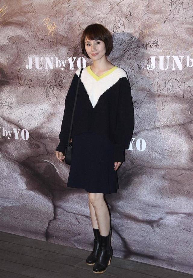 黑色 袁泉的长相真高级,穿着黑色连衣裙也不低调,这气质真吸引人