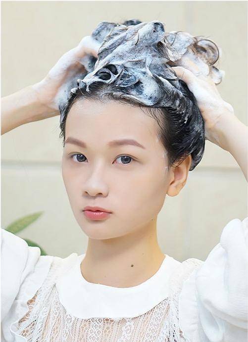 发型女生注意：洗头时牢记这“4点”，头发越来越柔顺，掉发情况少了