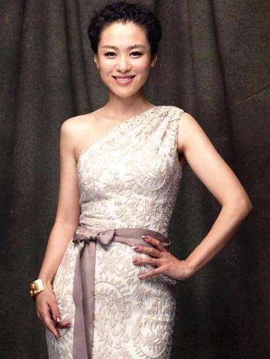 沈傲君 沈傲君穿红黑旗袍亮相,搭配卷发重现复古美人,身材让人挪不开眼