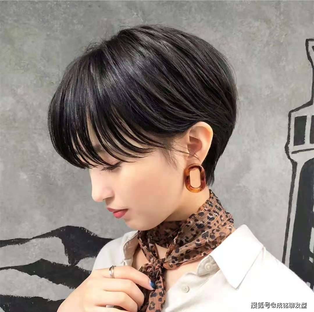 发型45岁女人剪什么短发显年轻？这三种短发时尚又干练，每一款都减龄