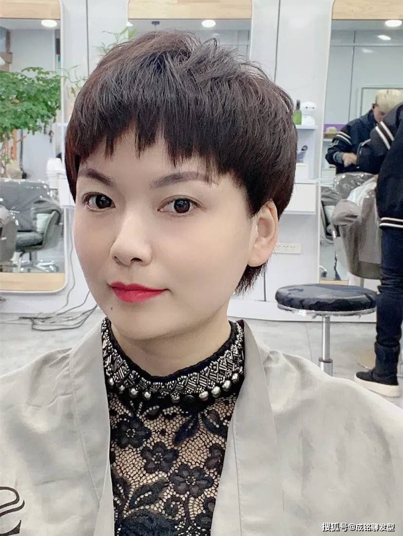 发型45岁女人剪什么短发显年轻？这三种短发时尚又干练，每一款都减龄